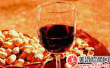 红葡萄酒+花生：鸳鸯配