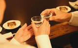 酒桌“头两杯酒”最能体现修养，如何给酒局开个好头？