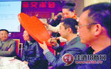 五品酒业为郑州孤残儿童献爱心签名活动(图)